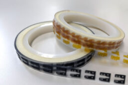 月産1,000万個以上の大量生産に対応／両面テープや樹脂フィルムのロール材微細な打ち抜き加工