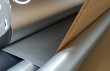 【クリーンルーム・最大1,400mm幅】テープフィルムの積層広幅ラミネート加工