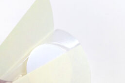 絆創膏のようなテープ付き傷保護パッドの製造を小ロットから承ります