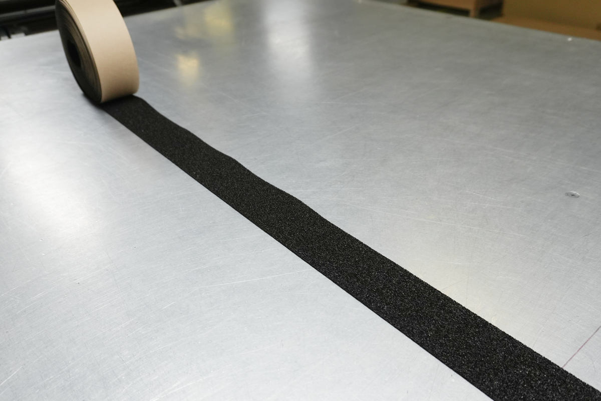 エプトシーラーの抜き加工（大型製品の量産実績／自動ラインでの加工）